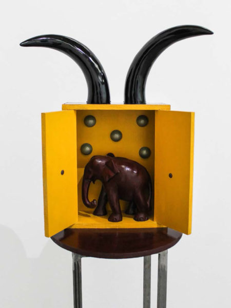 Caja mágica con elefante bajo las estrellas protegido por un corazón