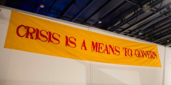 Crisis is a means to gobern de la serie Banners